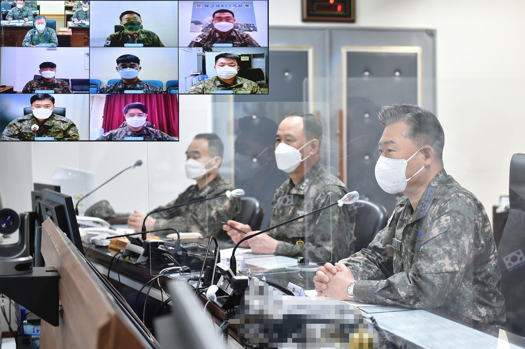 (서울=연합뉴스) 원인철 합참의장이 12일 해군 2함대사령부를 방문해 화상회의를 열고 해안경계작전태세를 점검하고 있다. [국방부 제공. 재판매 및 DB 금지]