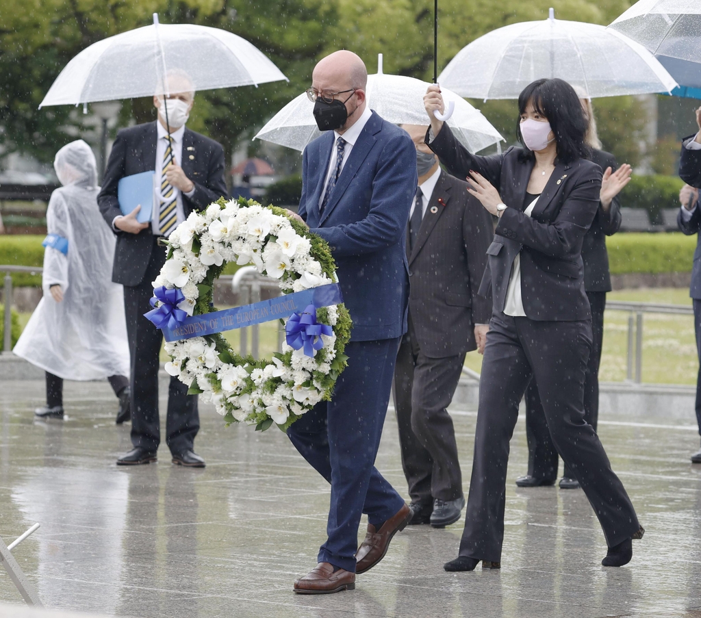 히로시마 원폭위령비에 헌화하는 샤를 미셸 유럽연합(EU) 정상회의 상임의장