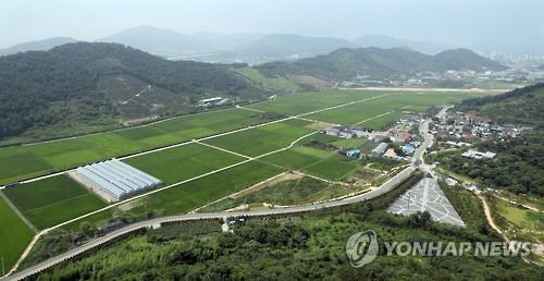 "나와주세요"…'14년 시차' 노무현 봉하마을과 문재인 평산마을