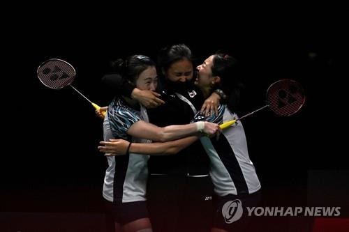 4경기 승리 후 대표팀 코치와 함께 기뻐하는 공희용(왼쪽)과 김혜정