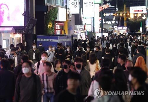 지난달 29일 오후 서울 강남역 인근 거리가 저녁을 즐기려는 시민들로 붐비고 있다 [연합뉴스 자료사진]