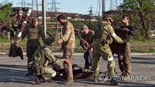 수색받는 우크라이나군 병사들