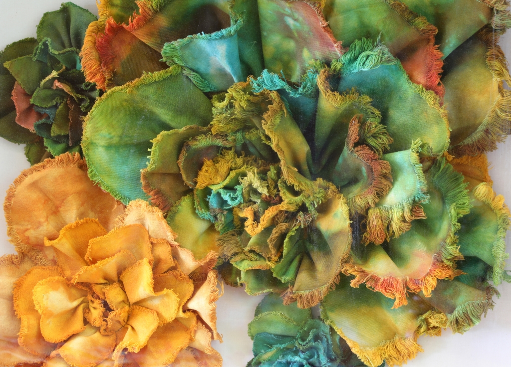 '오마주 투 네이처'. 천연 염색한 천으로 꽃을 형상화했다 [사진/진성철 기자]