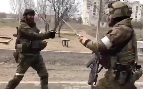 장난 칼싸움을 벌이고 있는 체첸군의 모습. 틱톡에 올라와 웃음거리가 됐다. 
