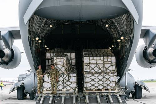 미 군용 수송기 C-17에 실려 미국 인디애나폴리스로 공수된 네슬레의 분유
