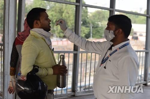  인도 프라야그라지의 기차역에서 진행된 코로나19 검사.