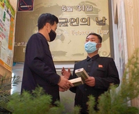 김정은 줄담배 피우는데…북한, 코로나 속 '금연' 캠페인