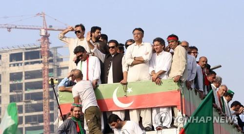 26일 파키스탄 이슬라마바드서 거리 집회를 연 임란 칸 전 총리(가운데 검은 조끼)