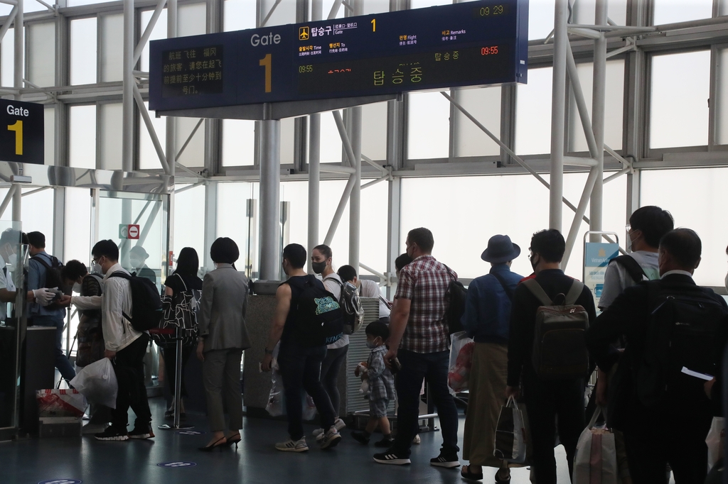 후쿠오카행 항공기 탑승하는 여객들