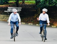 조코위 대통령, 인니 방문한 호주 총리와 '자전거 외교'