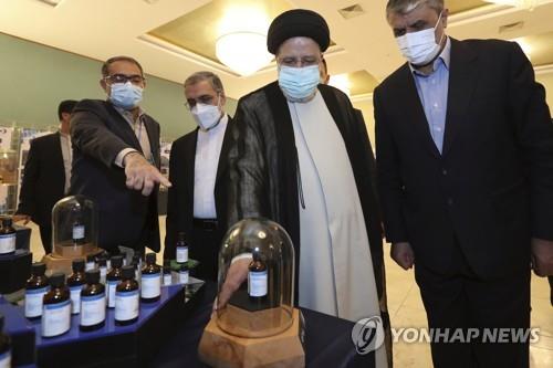 '핵 기술의 날' 행사 참석한 이란 대통령(오른쪽에서 두번째)