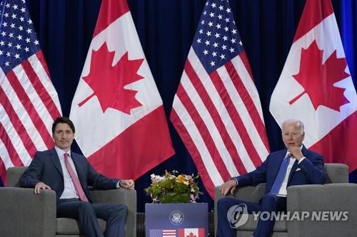 미주 정상회의서 캐나다 총리와 회담하는 바이든 대통령