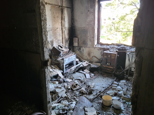 러시아군 폭격으로 망가진 보로디안카 아파트의 주방