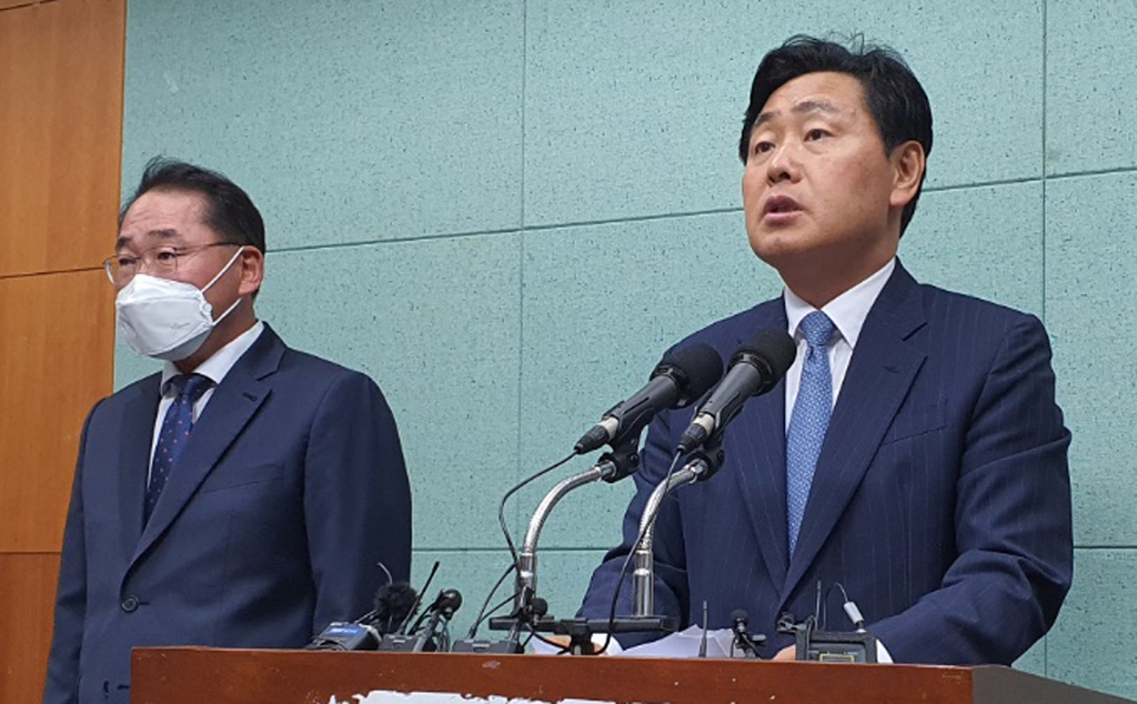 김관영 전북도지사 당선인(오른쪽)과 김종훈 정무부지사 내정자