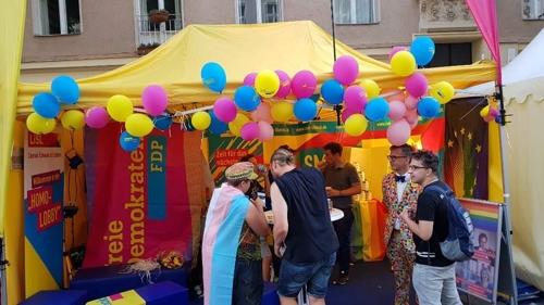 '레즈비언-게이 도시축제'의 친기업성향 자유민주당 부스