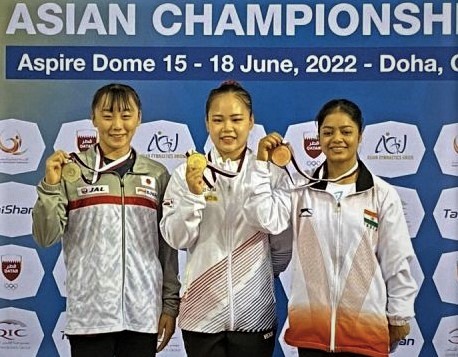 아시아선수권대회 도마 금메달 목에 건 여서정(가운데)