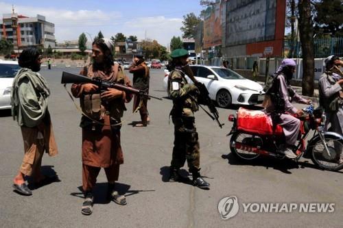 아프간 카불 시크교 사원 공격 후 경계에 나선 탈레반 대원. 