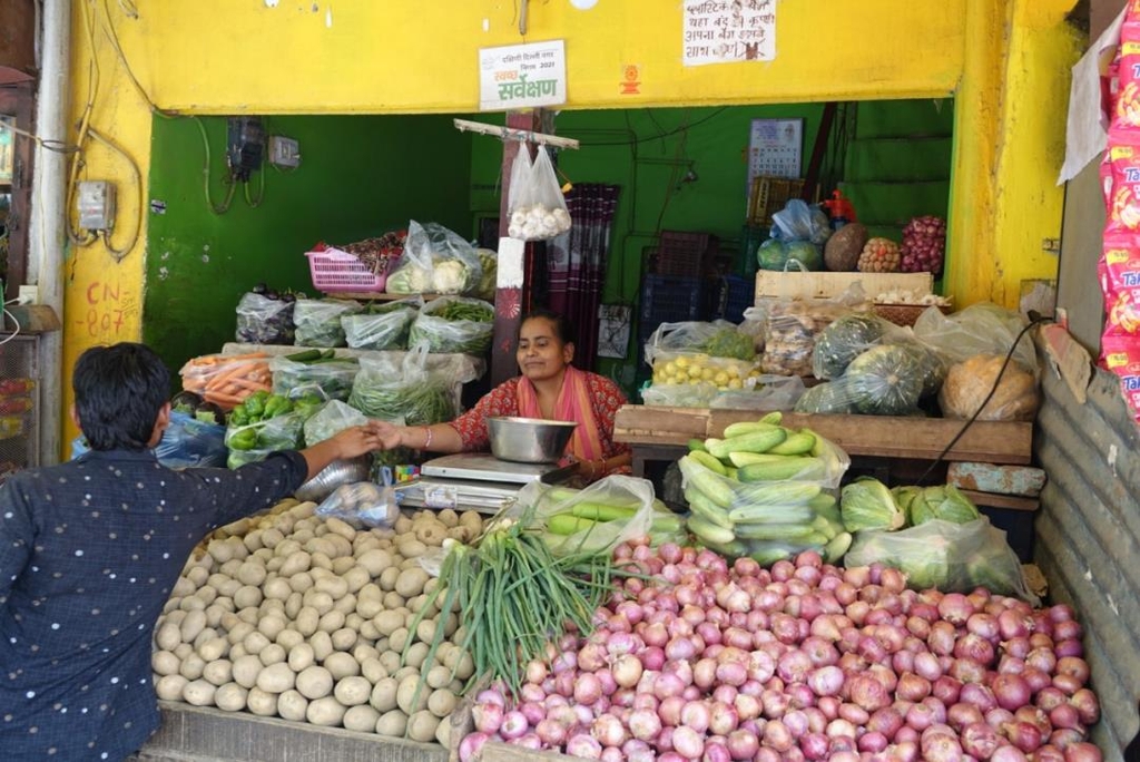 인도 뉴델리 슬럼가의 야채 가게