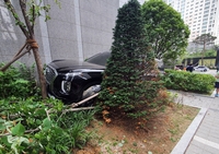 인천서 SUV가 아파트 화단 돌진…중학생 부상