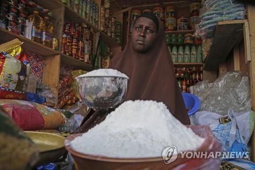 소말리아 수도 모가디슈에서 밀가루를 파는 한 상점의 모습