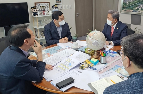 경주시장, 외교장관 만나 2025년 APEC 경주 유치 홍보