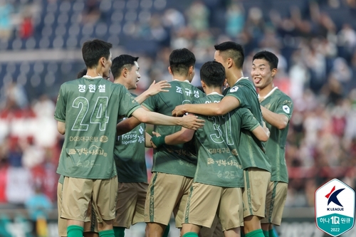 수원FC, 10명 싸운 포항에 2-1 승리…이승우 3경기 연속골(종합)