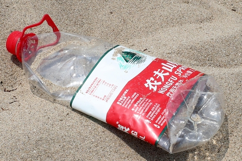 포항 해안에 떠밀려온 중국·일본 플라스틱 쓰레기