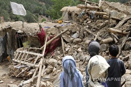 강진으로 파괴된 아프간 주택