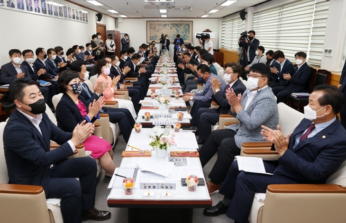 충북도의원 당선인 상견례…전반기 의장후보 27일 선출