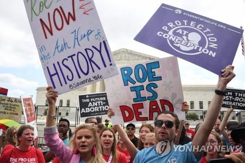 대법원 앞 시위에는 낙태 금지론자들