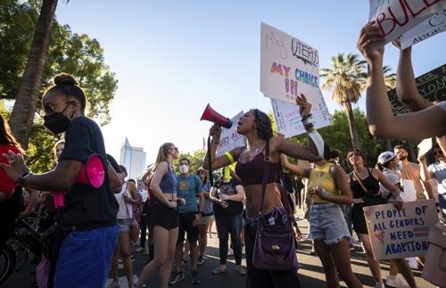 낙태를 사실상 금지한 미 대법원 결정 뒤 캘리포니아 주의회 앞에서 벌어진 항의시