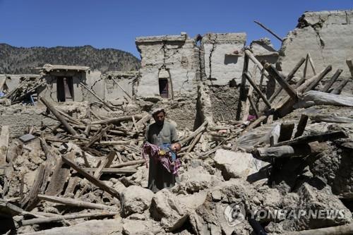 강진으로 가옥이 무너진 아프간 파크티카주의 마을.