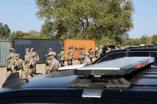 미국 텍사스주 컨테이너 국경 장벽 뒤에 배치된 주방위군[트위터 게시물 캡처. 재판매 및 DB 금지]
