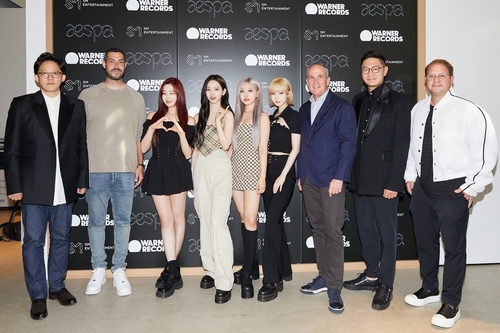 에스파, SM 이성수·탁영준 대표와 美 워너 레코드 방문
