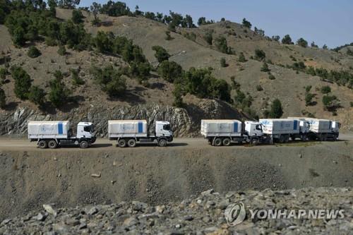 아프간 강진 현장 구호에 나선 세계식량계획(WFP) 소속 차량.