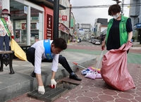 김철우 보성군수, 취임식 대신 직원들과 시가지 청소