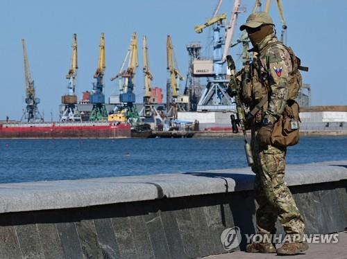 베르댠스크 항에서 경계근무 중인 러시아 병사