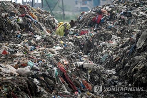 인도 뉴델리 인근의 쓰레기 매립장.