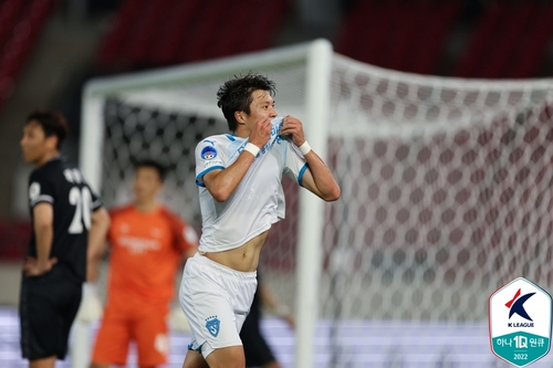 Pohang Kim Seung-dae celebrates scoring.