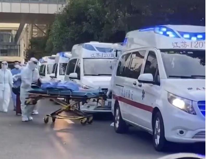 중국 우시 병원에서 격리소로 옮겨지는 임산부