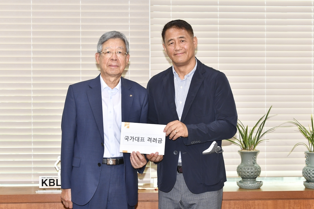 김희옥 KBL 총재(왼쪽)가 추일승 국가대표팀 감독에게 격려금을 전달하고 있다.