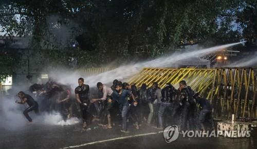 '경제난' 스리랑카, 반정부 시위에 일시 통금령…최루탄도 동원