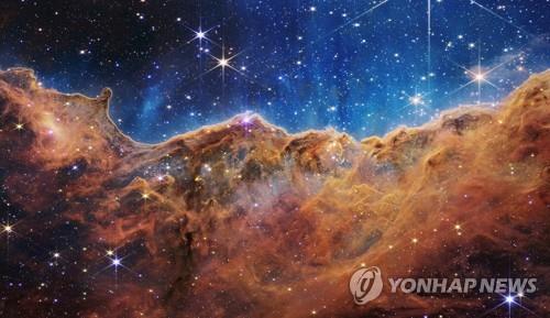 웹 망원경이 촬영한 용골성운의 '우주절벽'과 아기별