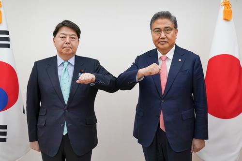 박진(오른쪽) 외교장관과 하야시 일본 외무상