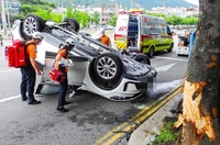 인천 도로서 SUV 가로수 들이받고 전복…2명 부상