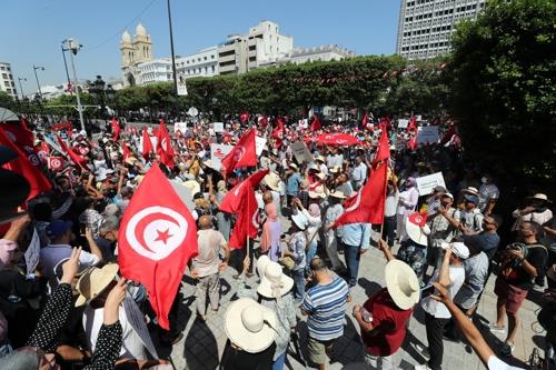 개헌 국민투표를 앞두고 튀니스 시내에서 시위에 나선 튀니지 야권연대 회원들.