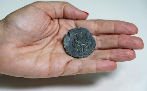 이스라엘 바다에서 발견된 로마제국 동전.
