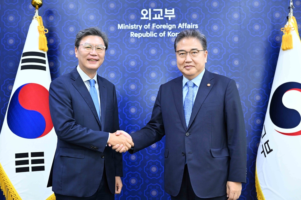 김창범 태평양도서국 담당 정부 대표(왼쪽)과 박진 외교부 장관
