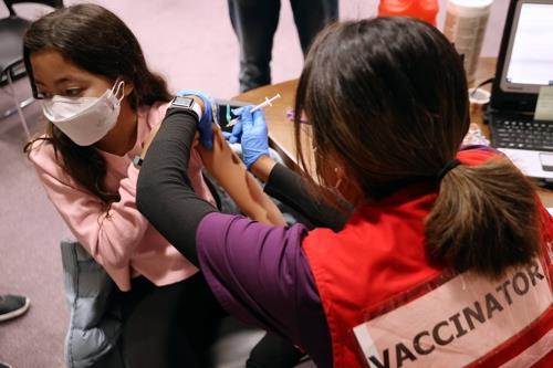 코로나19 백신을 맞는 미국 버지니아주의 한 어린이[AFP 연합뉴스 자료사진. 재판매 및 DB 금지]