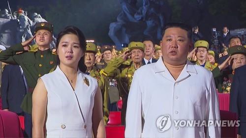 '전승절' 기념행사서 눈물 흘리는 북한 리설주